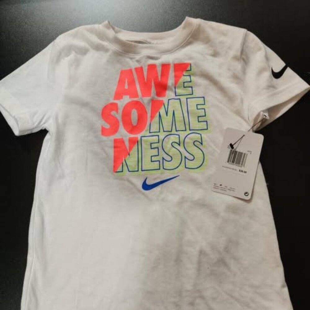 Nike Awesomeness T-Shirt Childrens SIze M